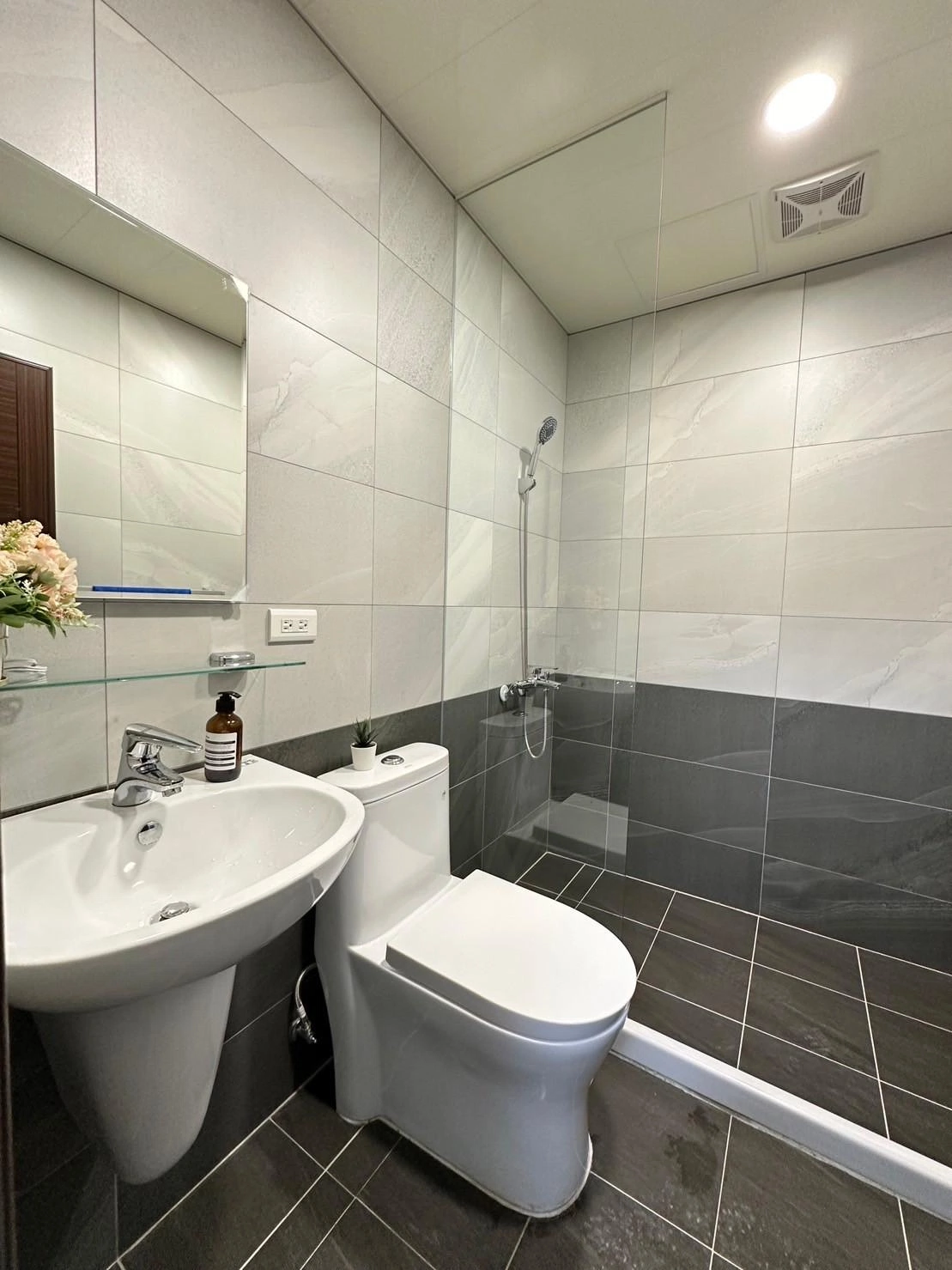 桃園昆明路透天 5 套:年收租 62 萬 桃園昆明路透天 5 套:年收租 62 萬