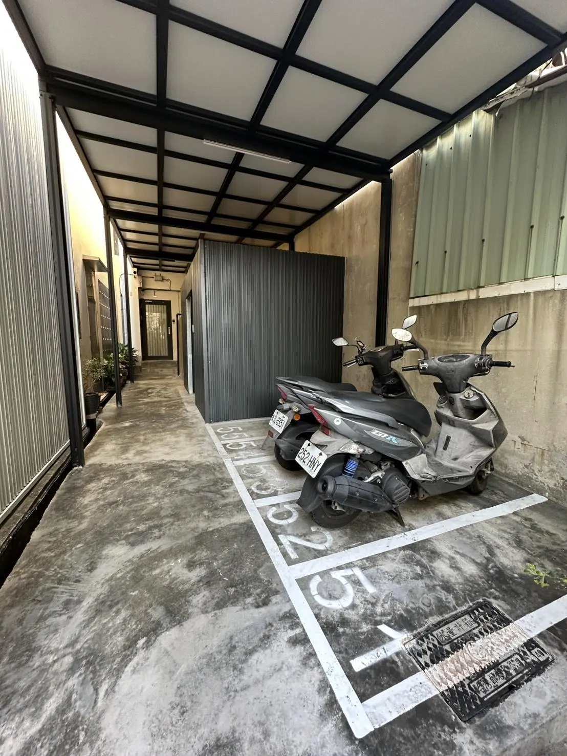 【双萊寓所 】台南中西區:台南大學雙套房收租,保證年收租36萬! 機車停車區